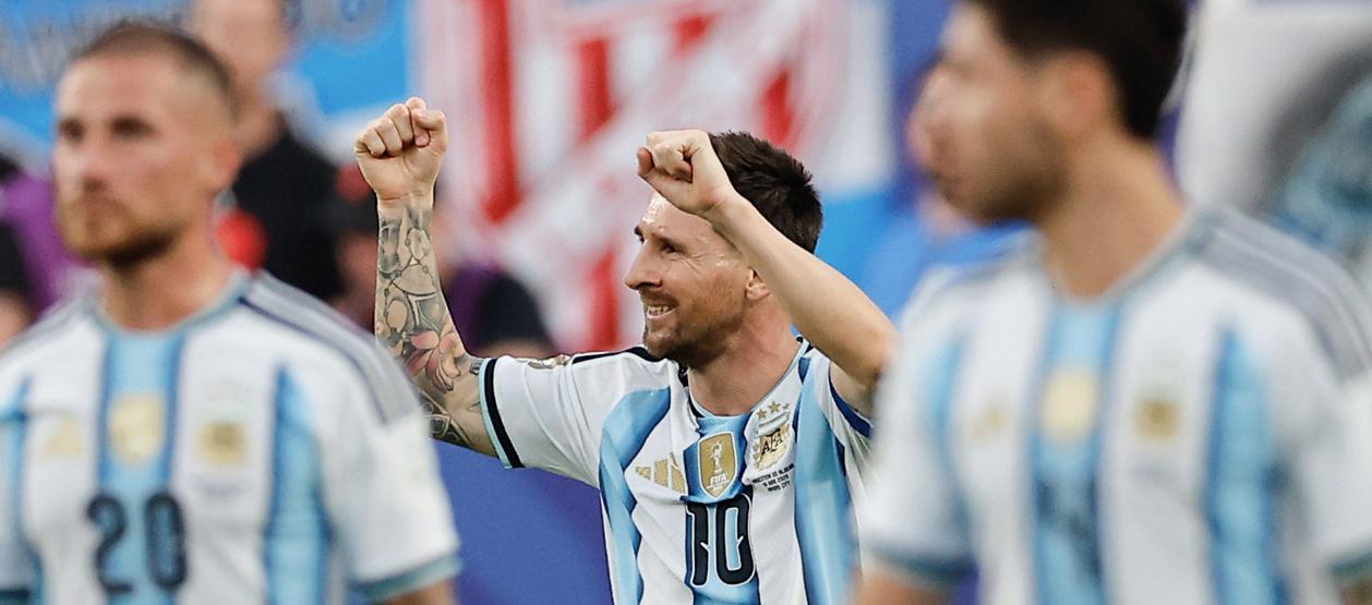 Lionel Messi festeja su primer gol contra Argelia. 