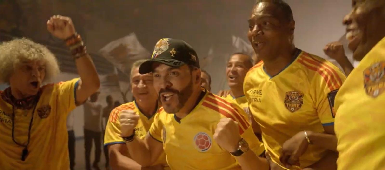 El candidato Abelardo De La Espriella junto a las leyendas del fútbol colombiano.