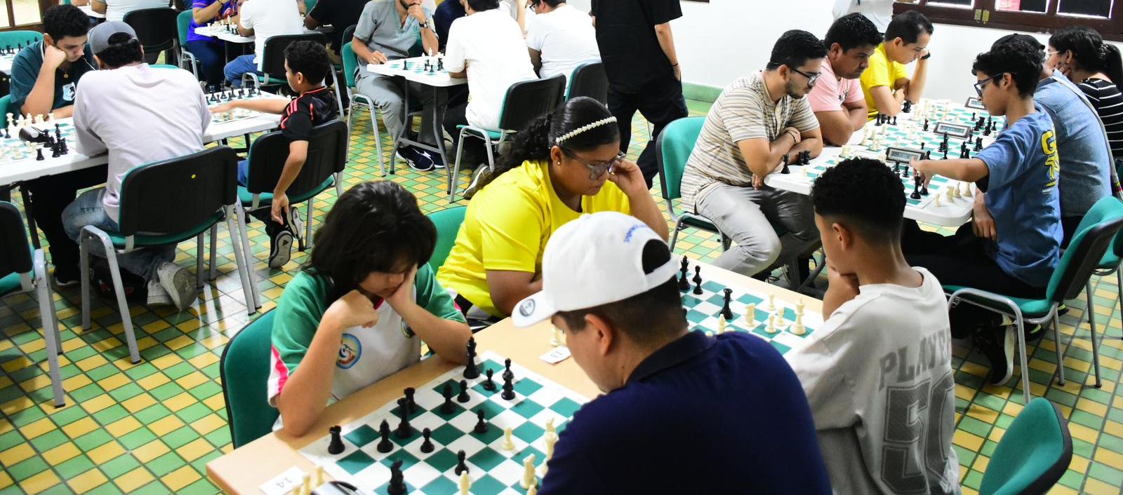 Jóvenes amante al ajedrez.