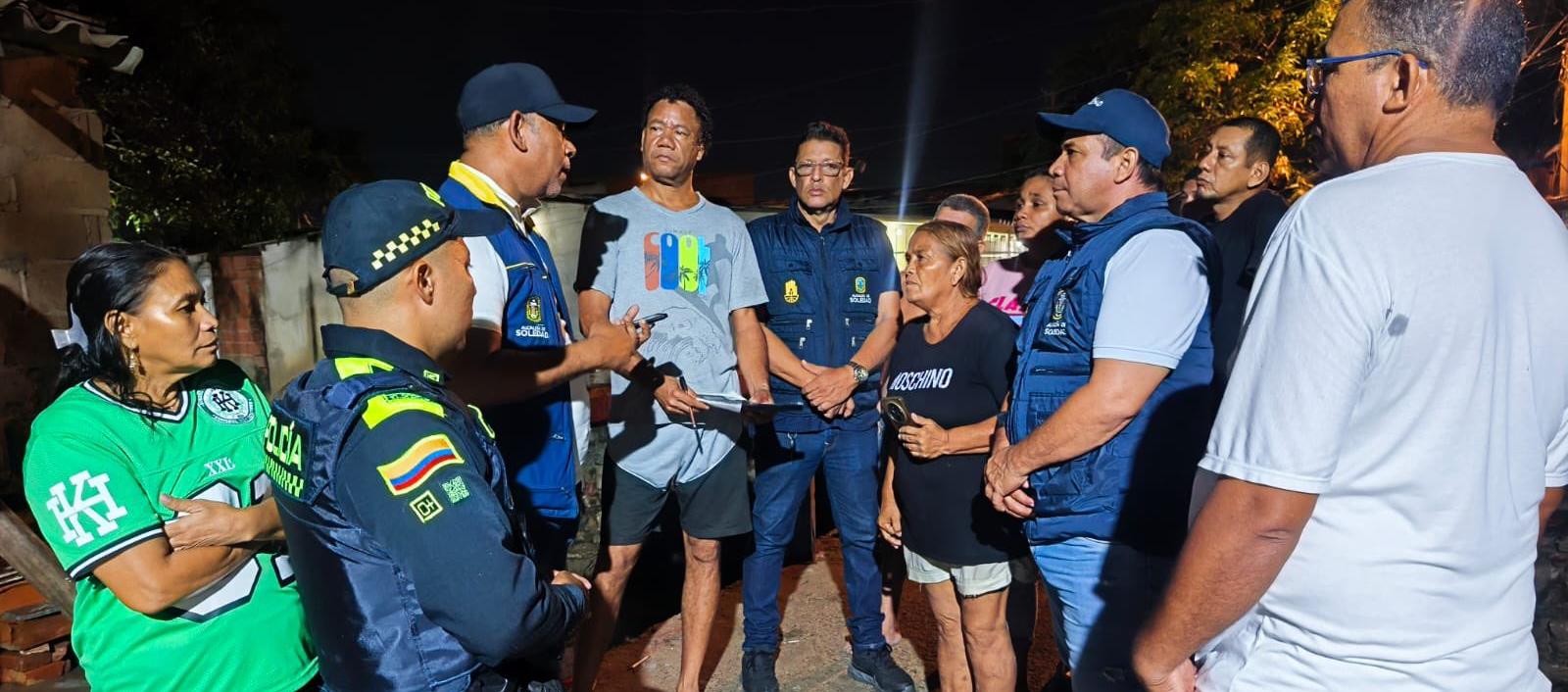 Las autoridades durante las primeras inspecciones.