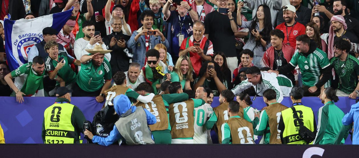 La celebración de los jugadores de Argelia.