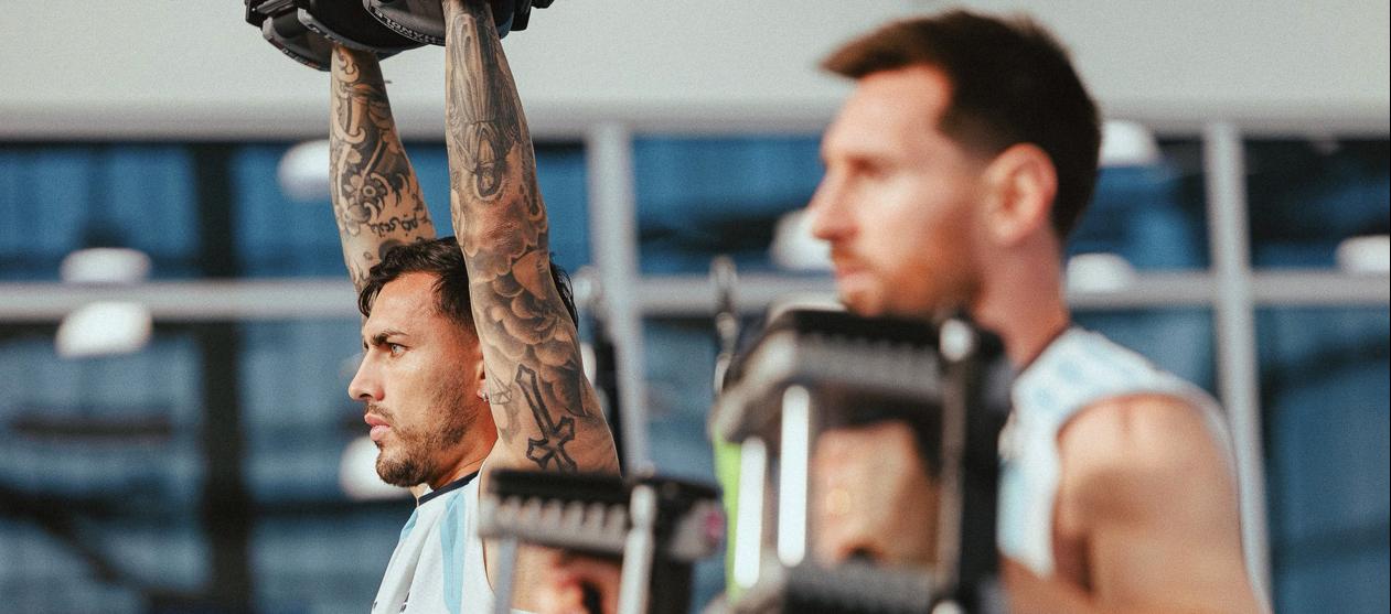 Leandro Paredes y Lionel Messi.