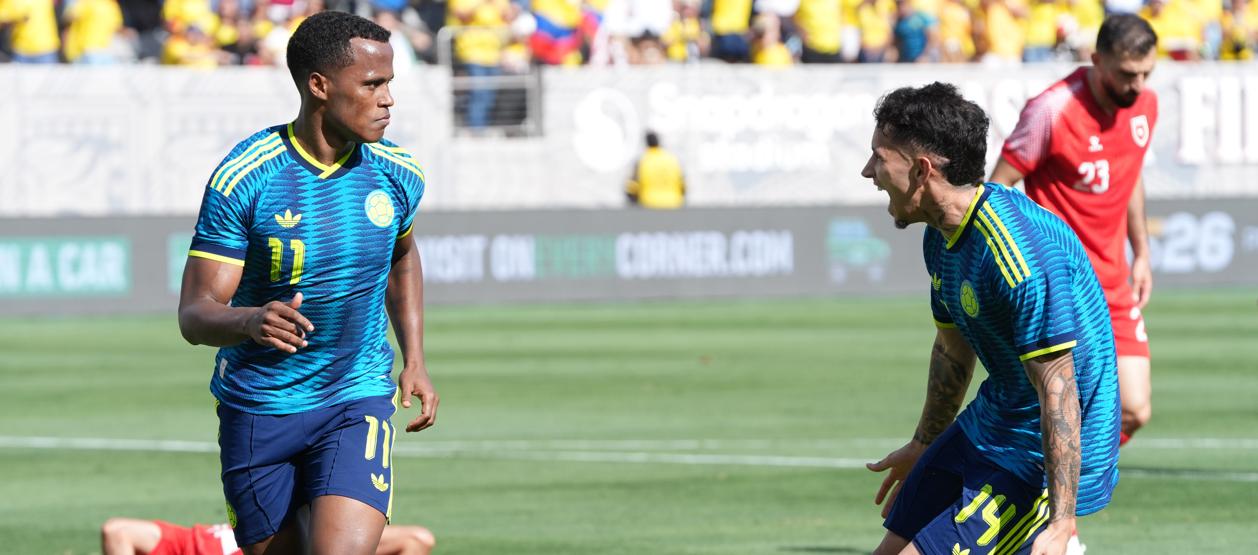 Jhon Arias celebrando su primer gol con Gustavo Puerta.