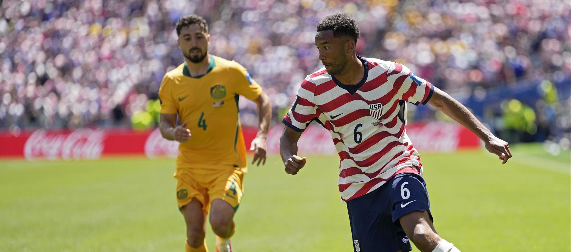 Auston Trusty de Estados Unidos en acción durante el partido contra Australia.
