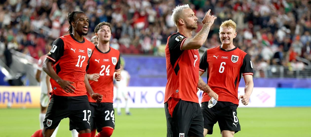 Marko Arnautovic celebrando uno de los goles.