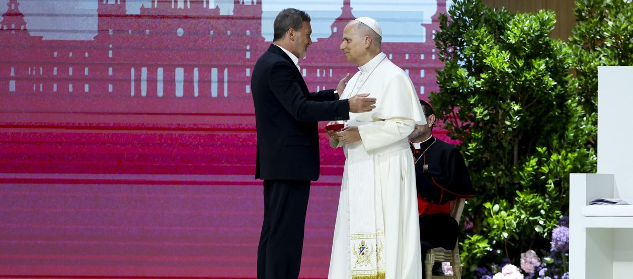 El actor español Antonio Banderas y el Papa León XIV.