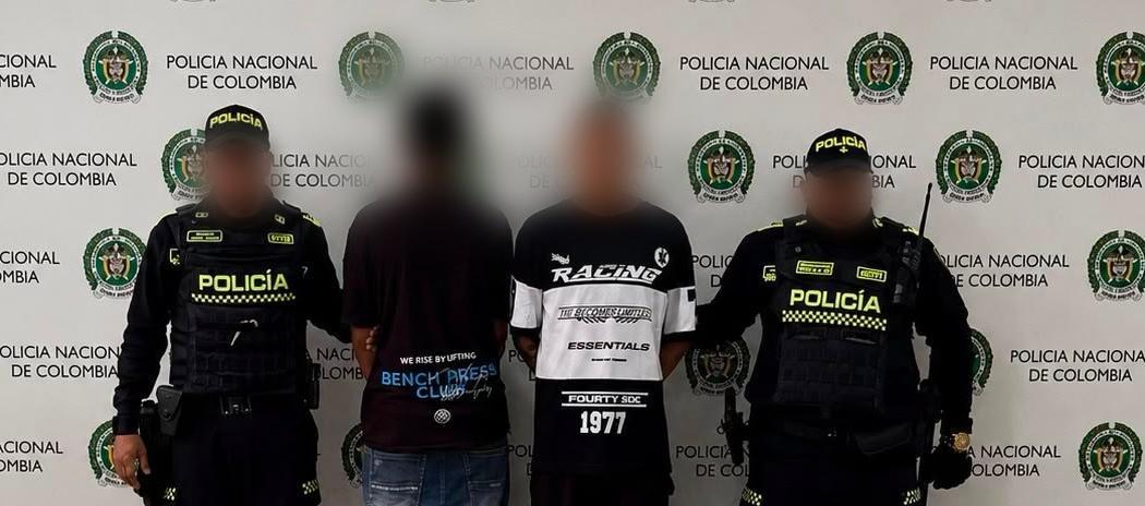 Los dos capturados en el operativo por parte de la Policía. 