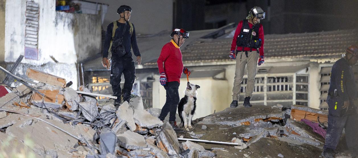 Equipos de rescate buscan sobrevivientes entre los escombros en Caracas.
