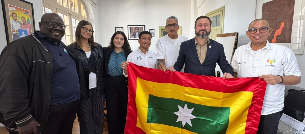 El director de Carnaval S.AS., Juan Ospino Acuña y Édgar Blanco, director de Carnaval de la 44, junto a organizadores del Congreso. 