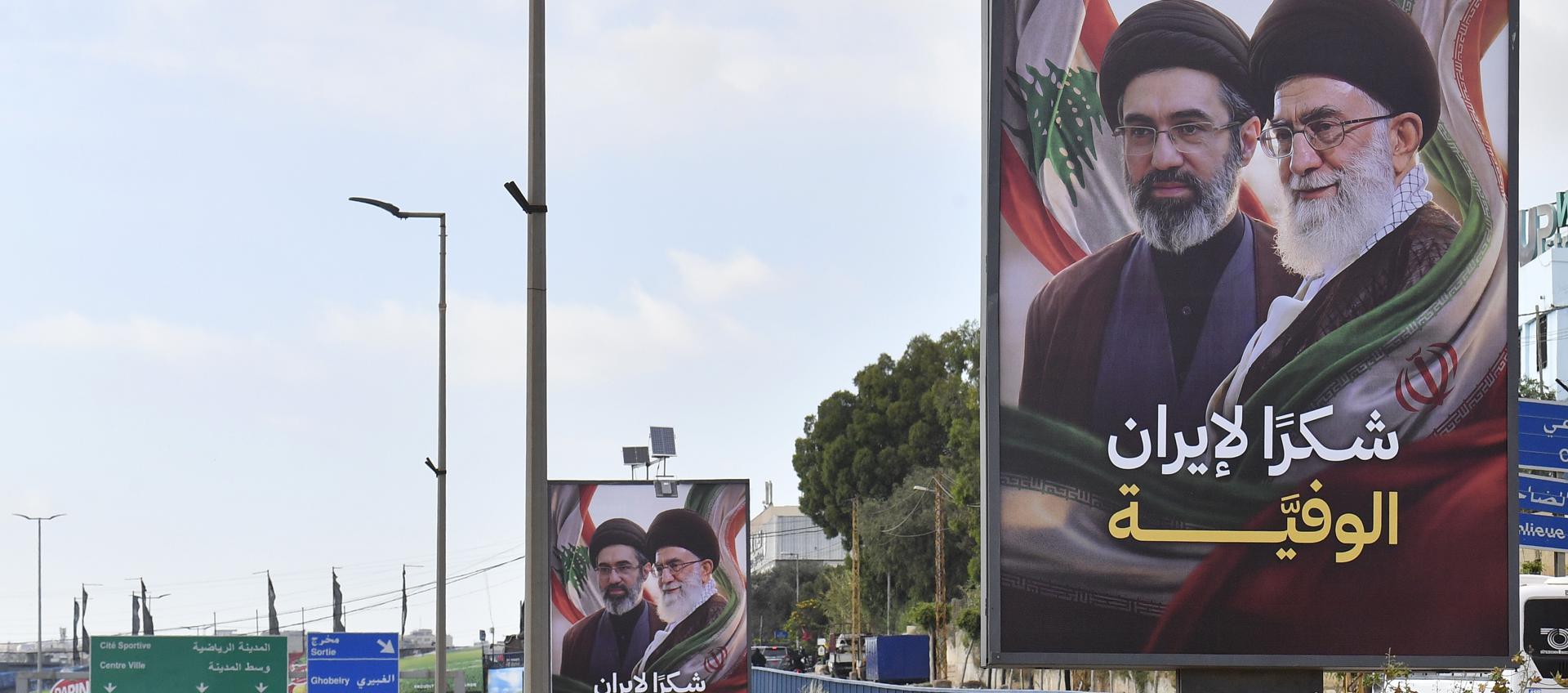 Carteles con retratos del nuevo líder supremo de Irán.