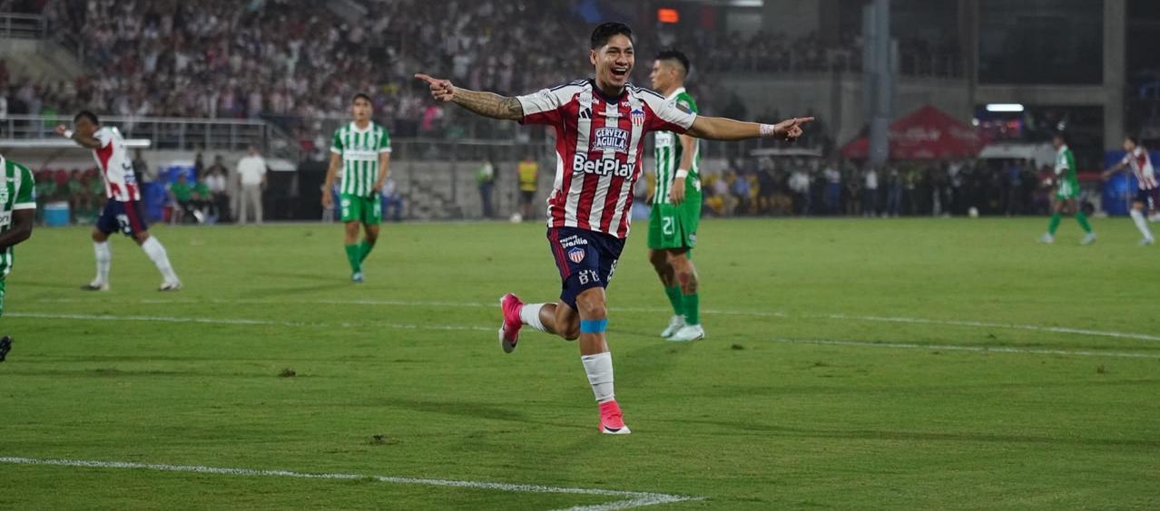 La celebración del atacante Bryan Castrillón.