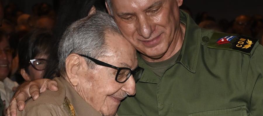Raúl Castro y el presidente cubano Miguel Díaz-Canel.