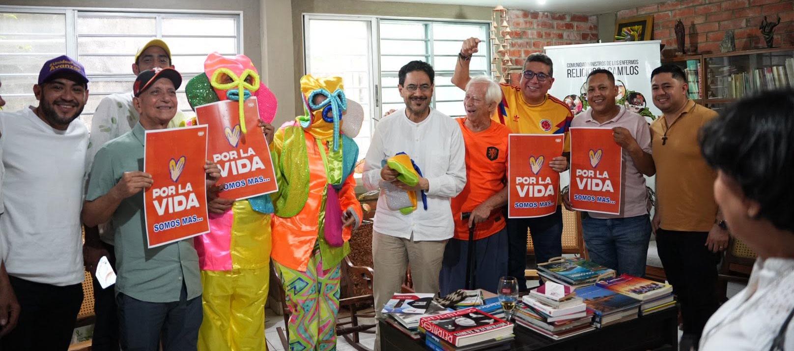 Iván Cepeda, el Padre Cyrilo Swinne y dirigentes del Pacto Histórico.