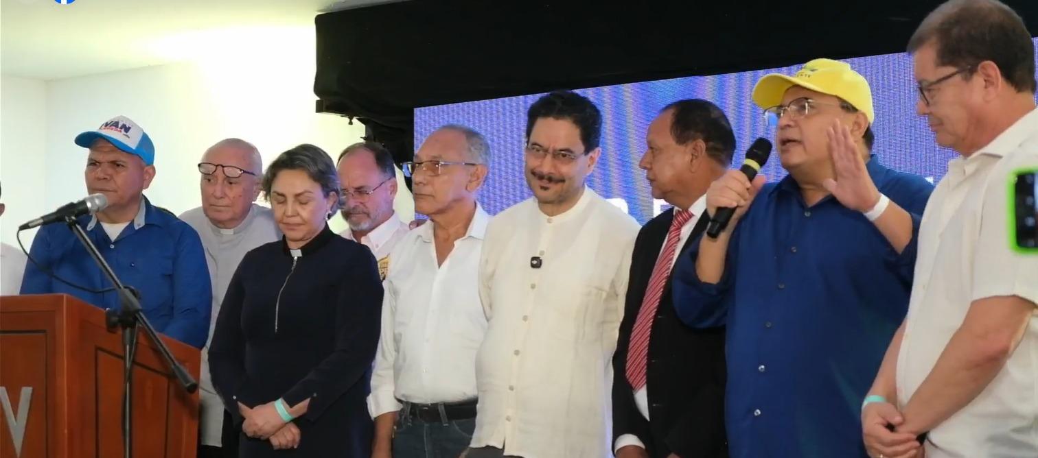 El candidato Iván Cepeda con los líderes religiosos que se reunió este viernes en Barranquilla.
