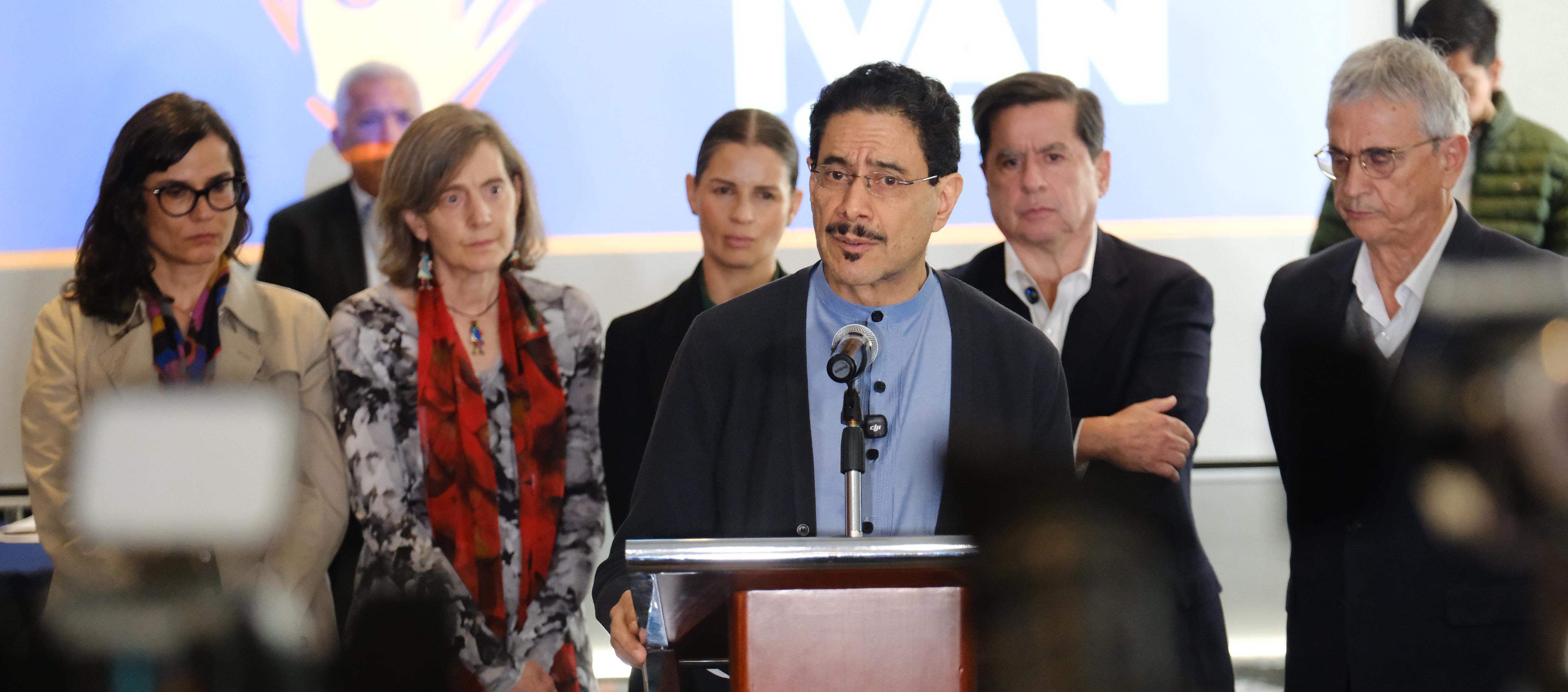 Candidato Iván Cepeda se reunió con el centro político del país. 