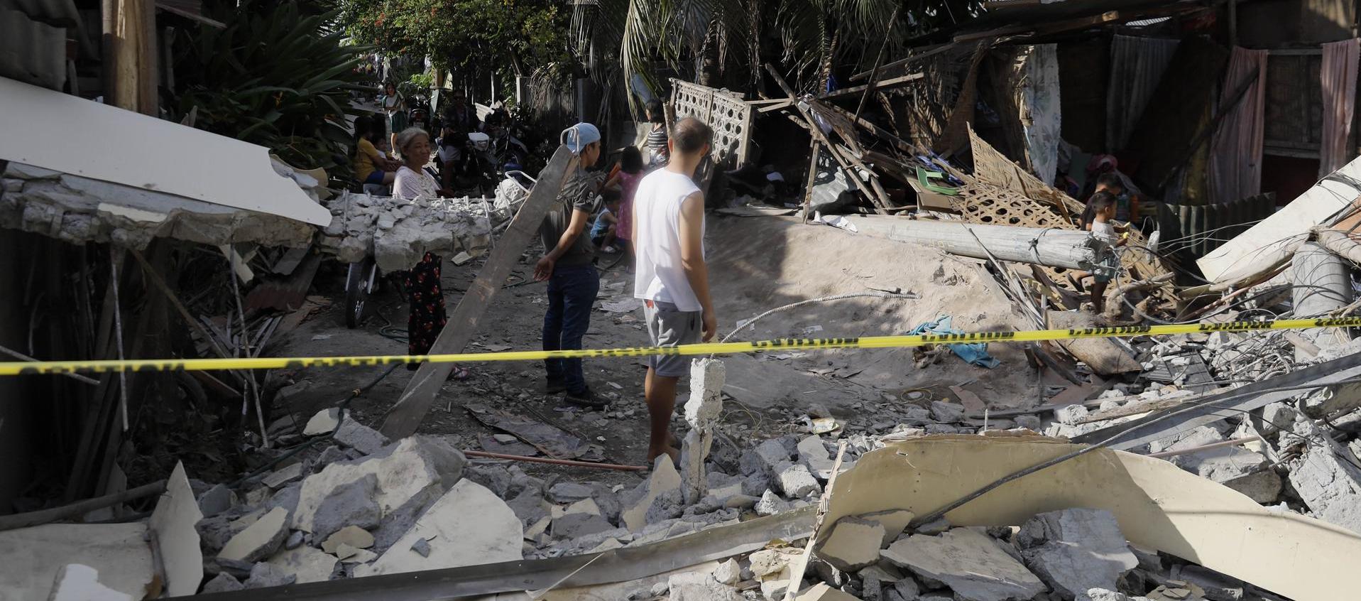 Cerca de 40 fallecidos y 4 millones de niños sin escuela por el sismo de 7,8 en Filipinas