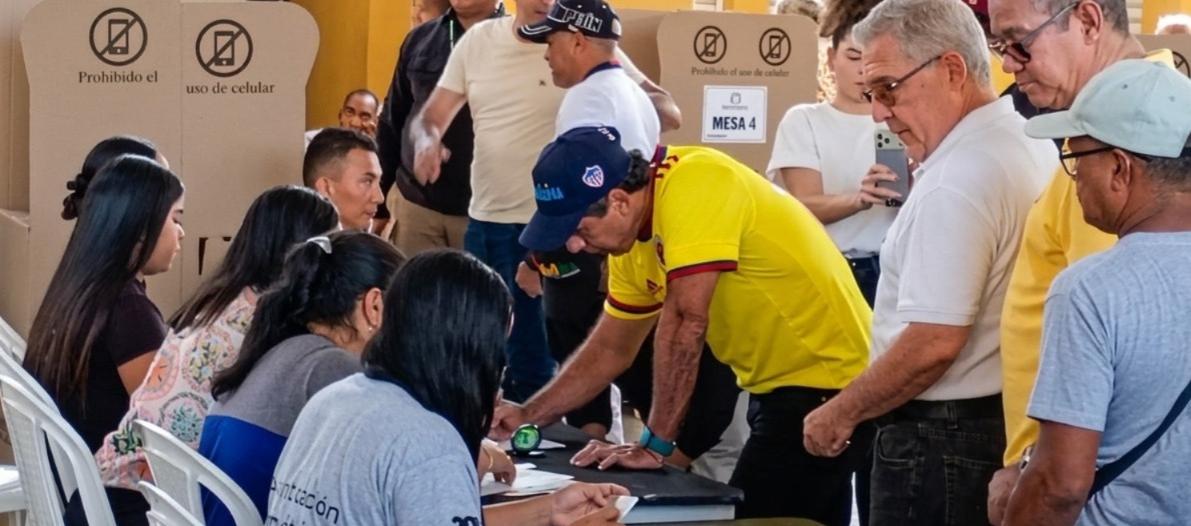 Alcalde Alejandro Char ejerciendo su derecho al voto. 