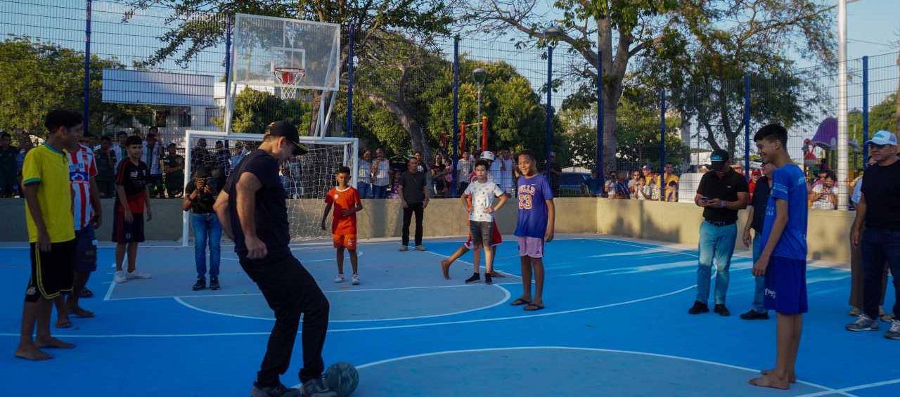 El alcalde Char en uno de los parques recuperados. 