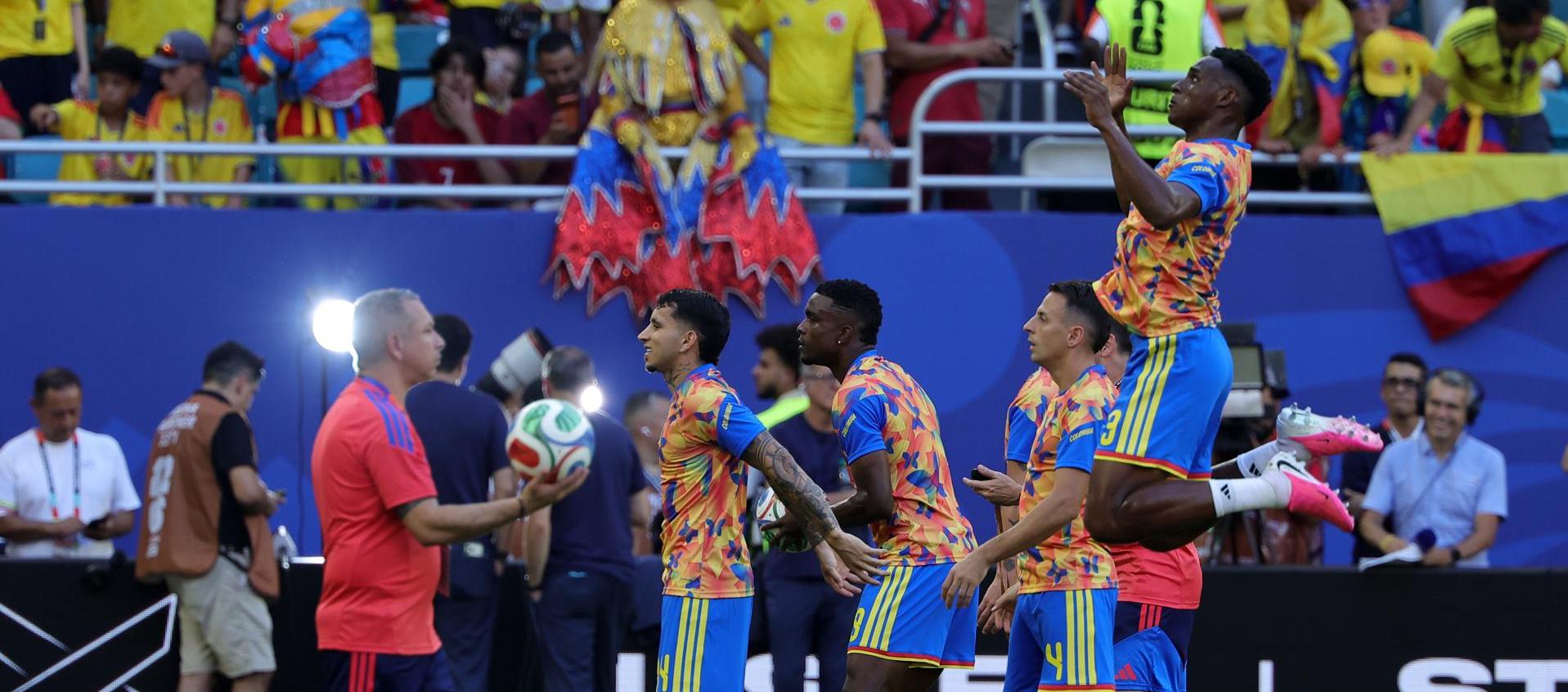 Colombia en el calentamiento ante Portugal.