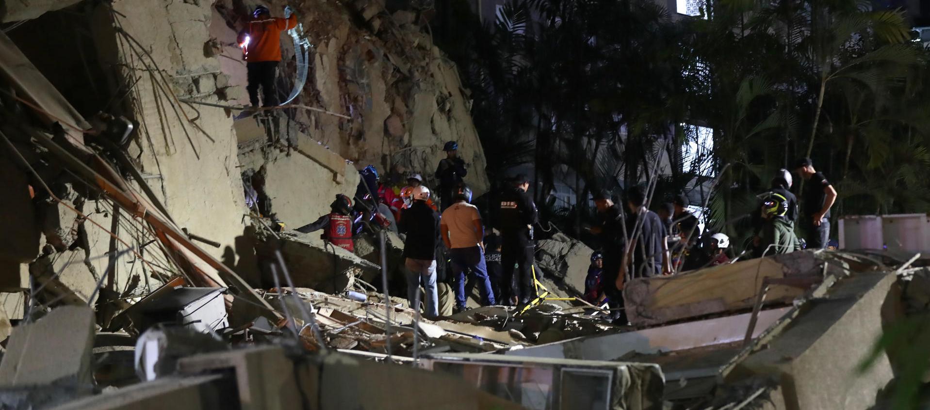 Cuerpos de emergencia buscan víctimas este miércoles, luego de los dos fuertes terremotos