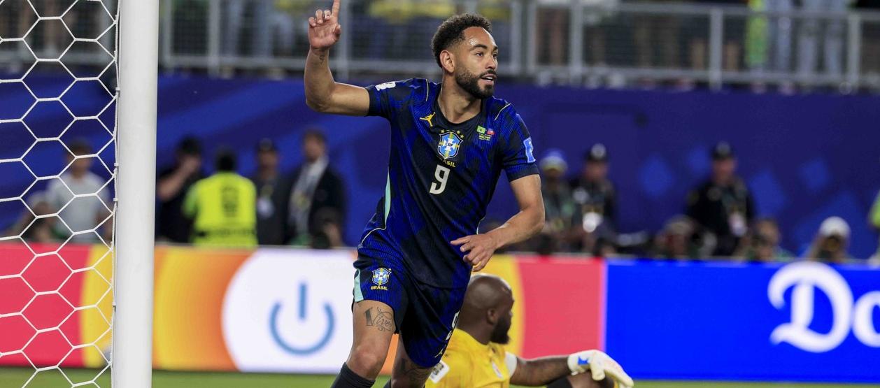 Cunha celebrando su primer gol en el partido.
