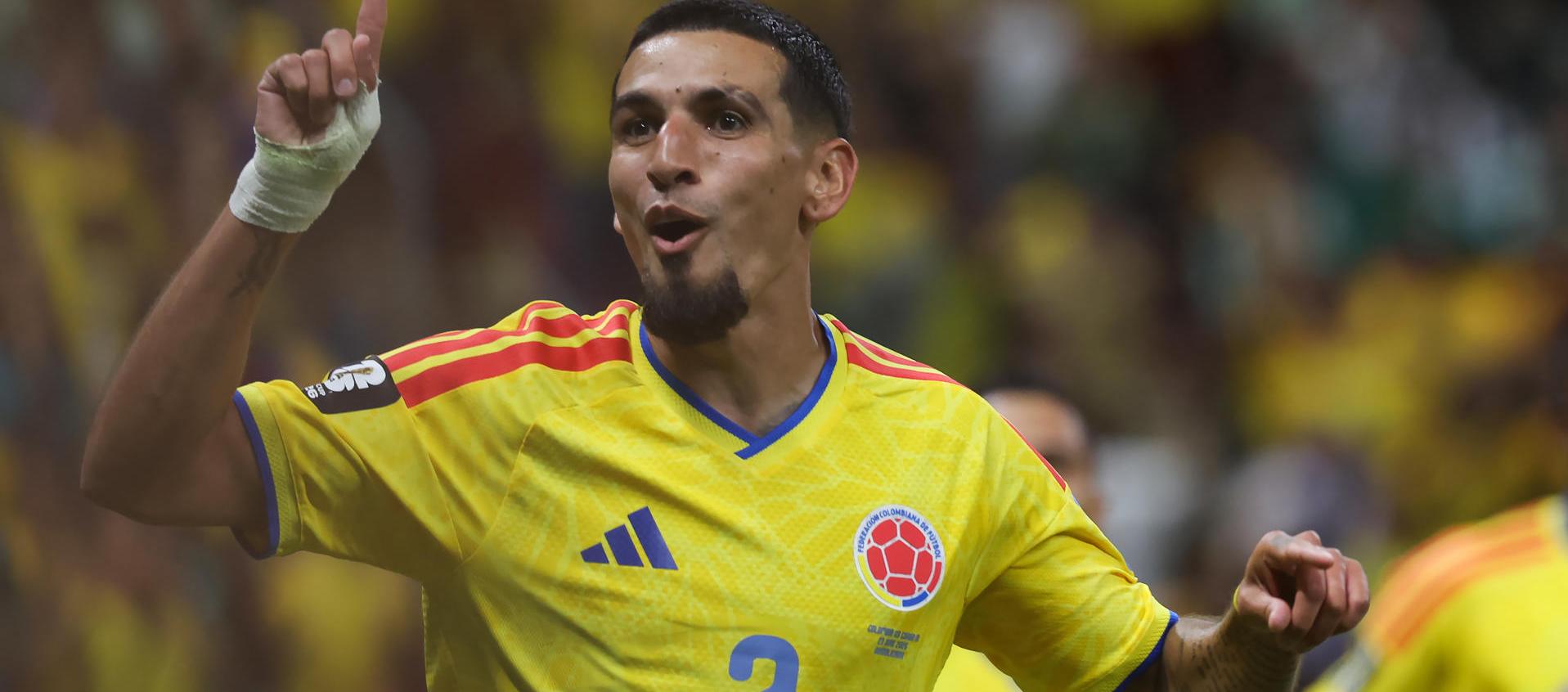 Daniel Muñoz de Colombia celebra su gol