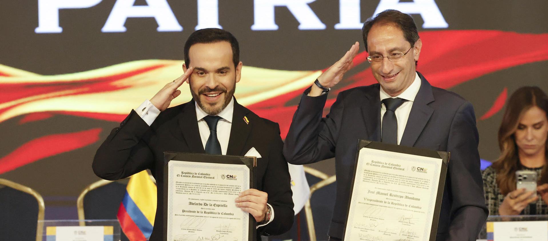 Abelardo De La Espriella y José Manuel Restrepo recibiendo las credenciales.