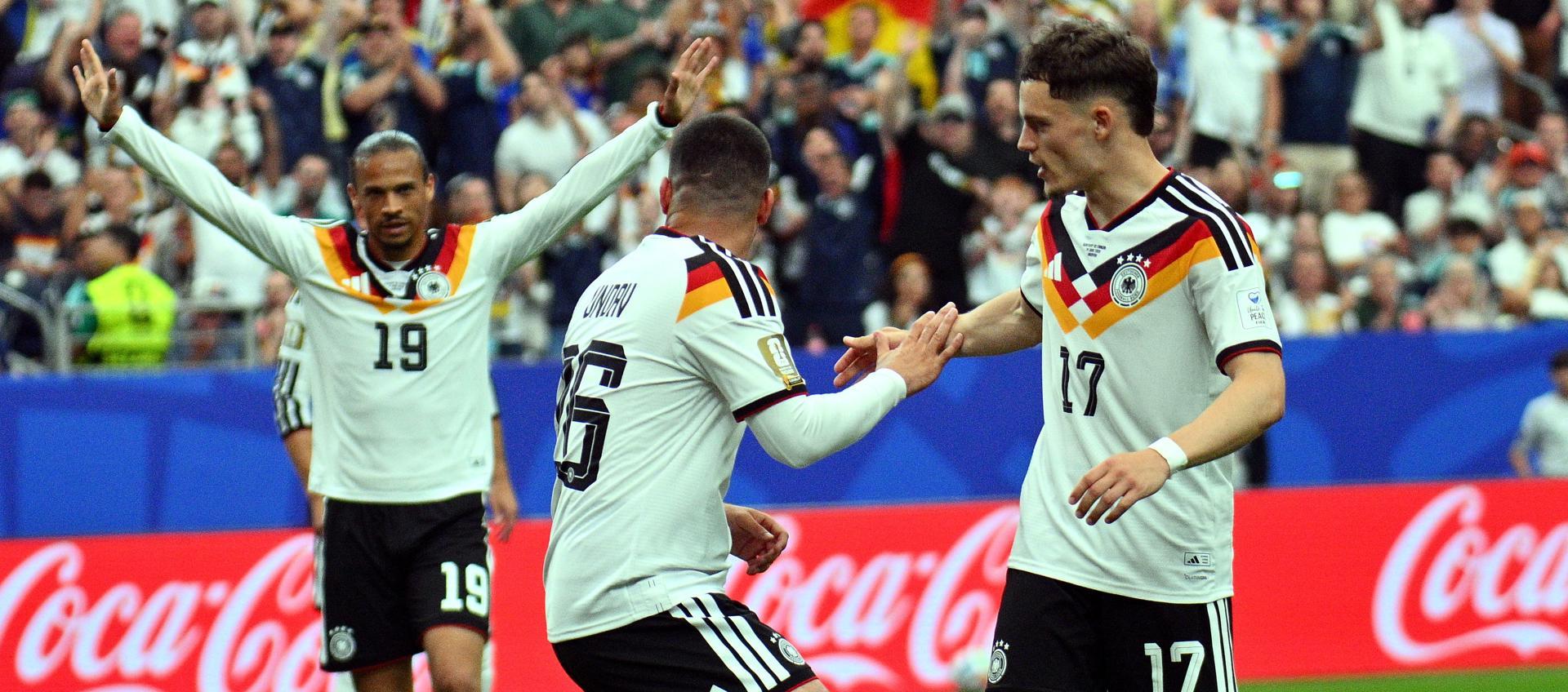 Deniz Undav de Alemania (C) celebra al marcar el 6-1 
