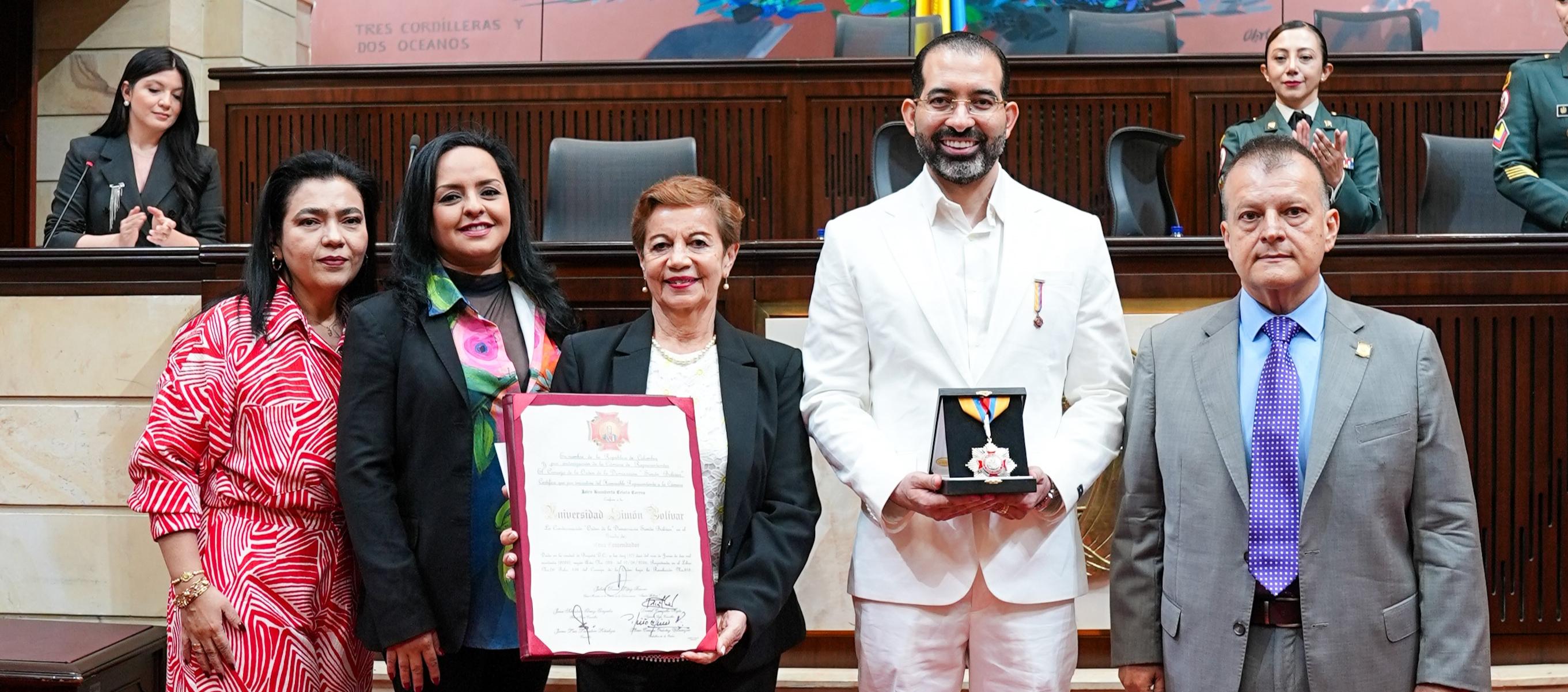 El reconocimiento fue entregado a José Rafael Consuegra Machado, rector encargado, y Yolanda Gallardo, directora general del campus Cúcuta.