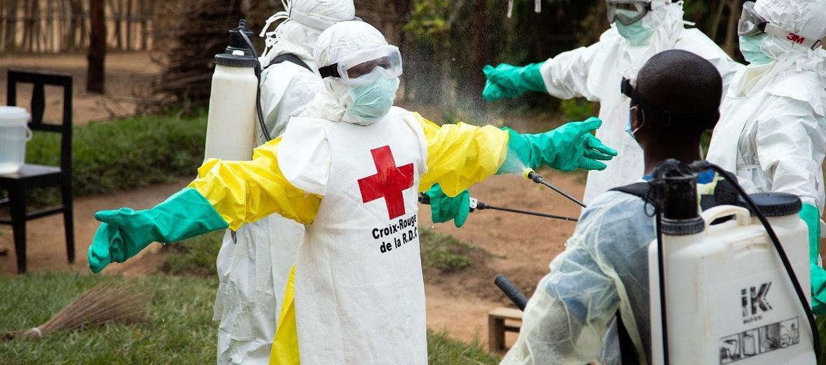 Funcionarios de la Cruz Roja atendiendo casos en ese país de África. 