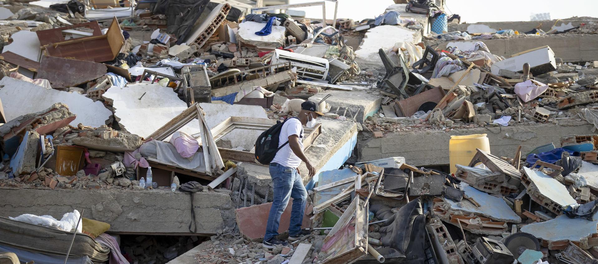 Edificio destruido en Catia la Mar.