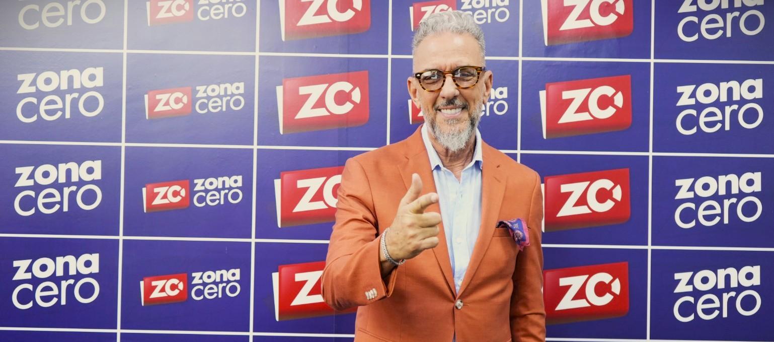 El cantante cubano Pupy Santiago, durante la presentación de su canción 'El amor me lo compras a mí'.