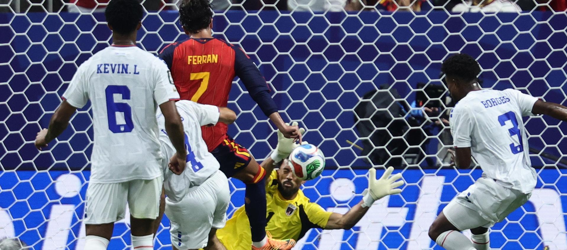El portero de Cabo Verde, Vozinha (c), en acción ante Ferrán Torres (3i), de España