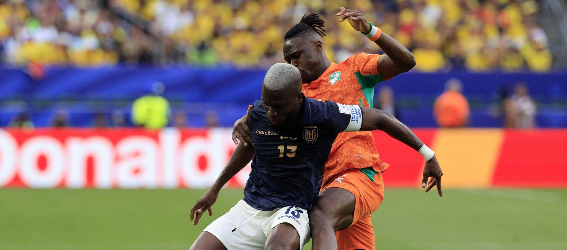 Enner Valencia ante la marca de Wilfried Singo.