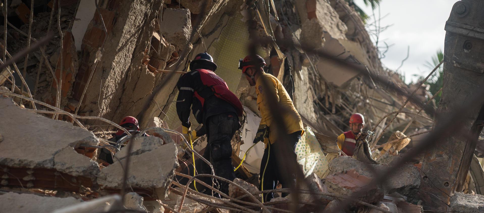Equipo de rescate trabaja en Altamira, Caracas.
