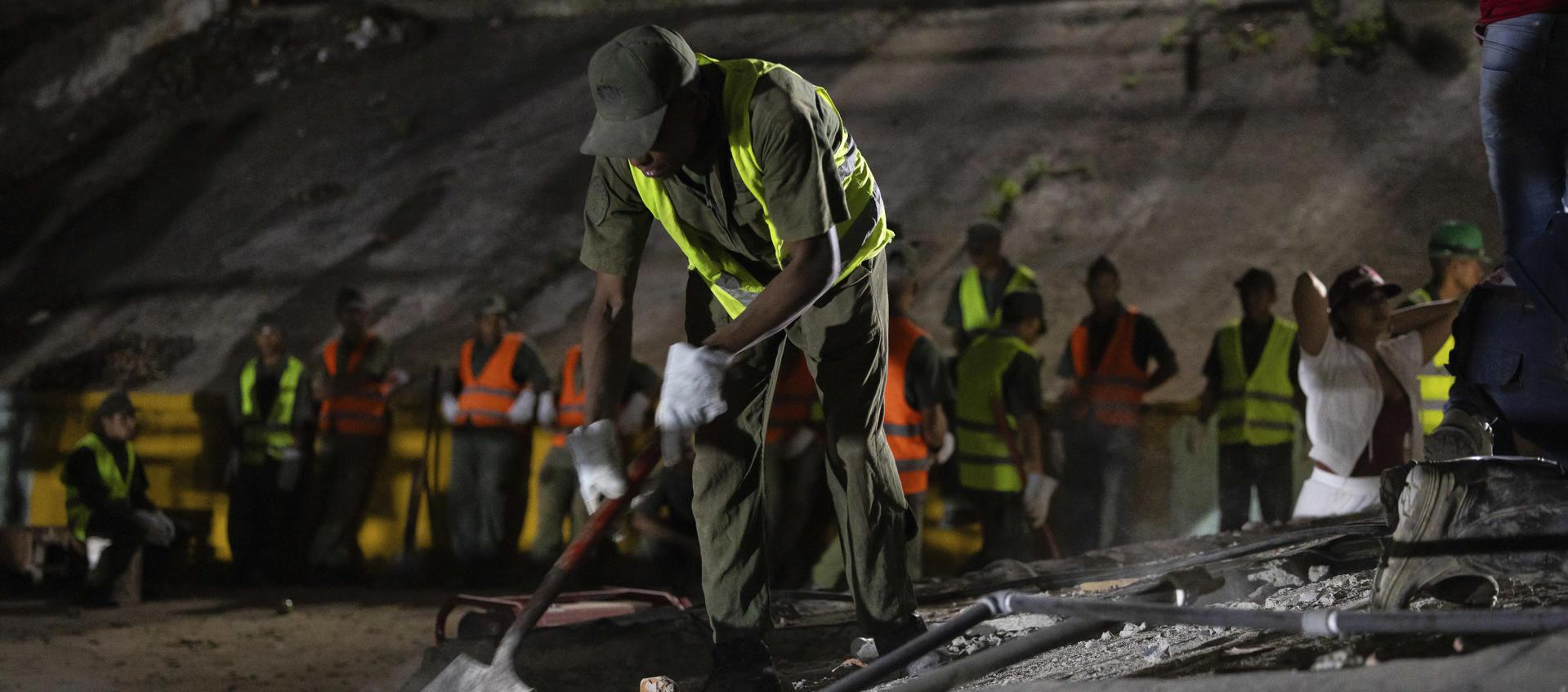 Equipos de rescate buscan entre los escombros