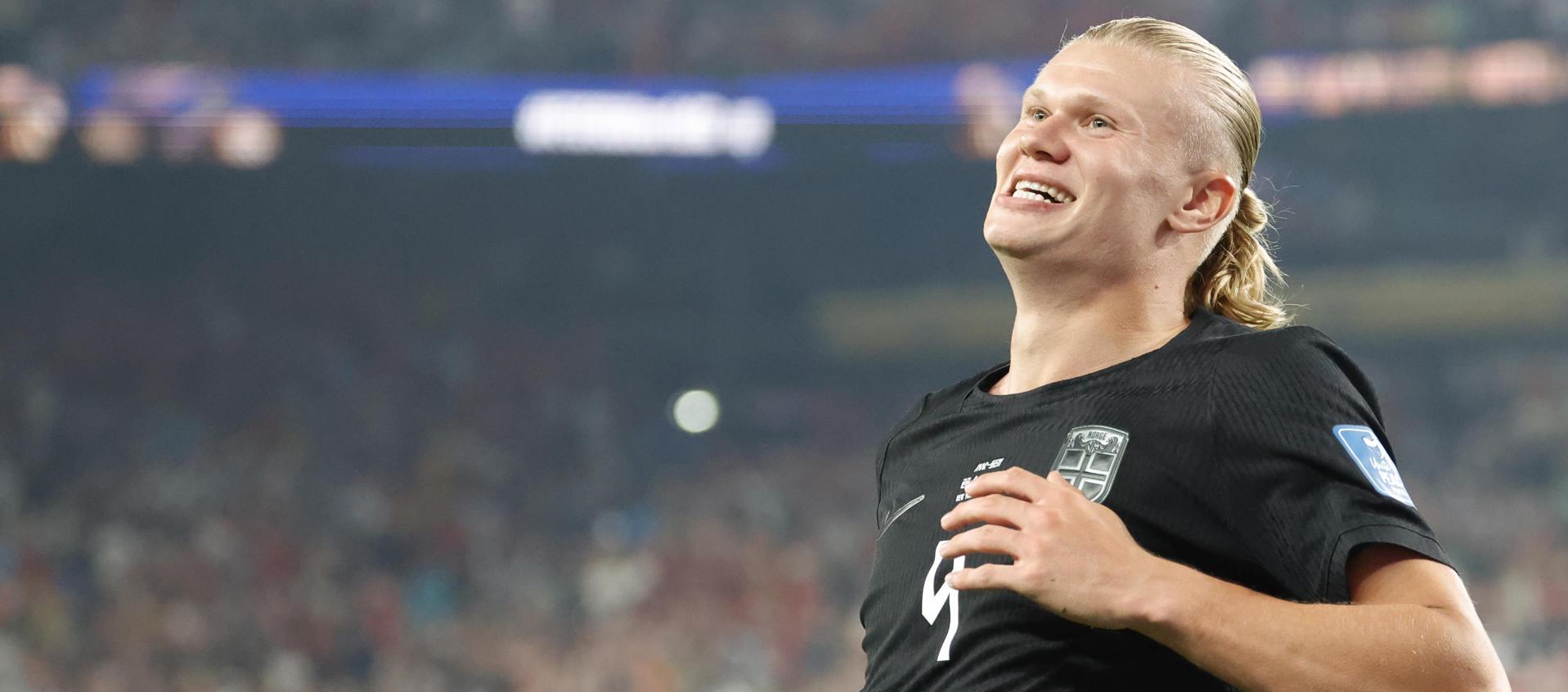 Erling Haaland de Noruega celebra un gol este lunes