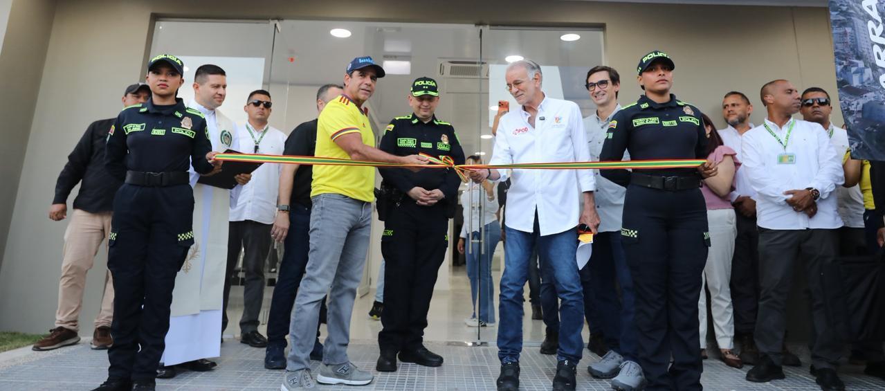 Momento de la entrega de la megaestación.