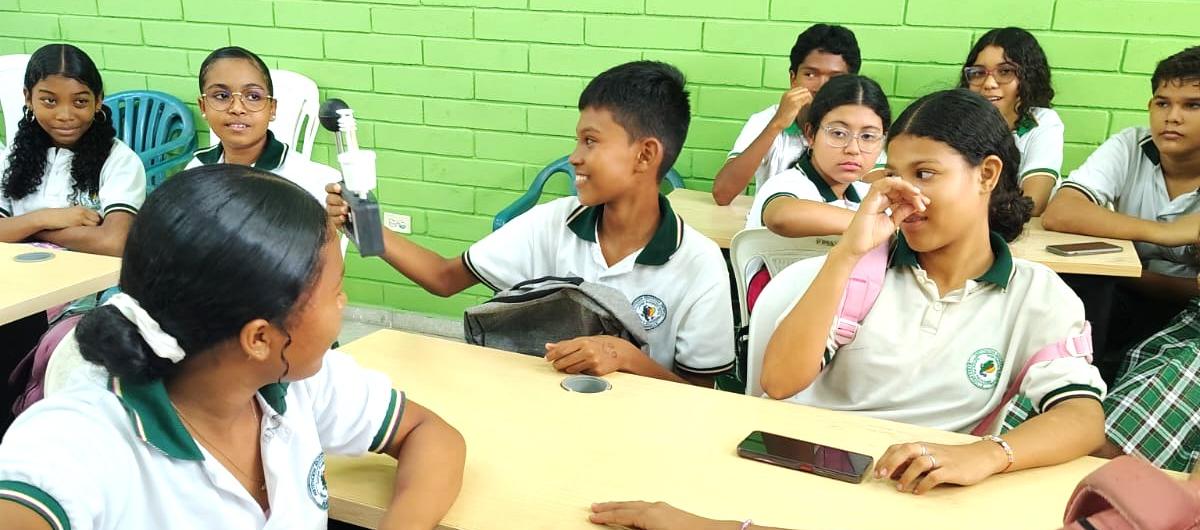 Estudiantes de la IED Jorge  Robledo Ortiz miden la temperatura en espacios cerrados