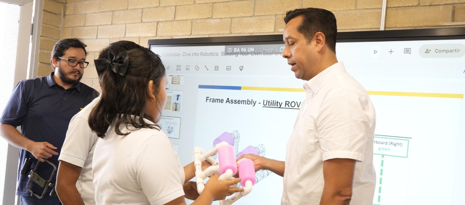 Estudiantes muestran avances del prototipo que estaban creando.