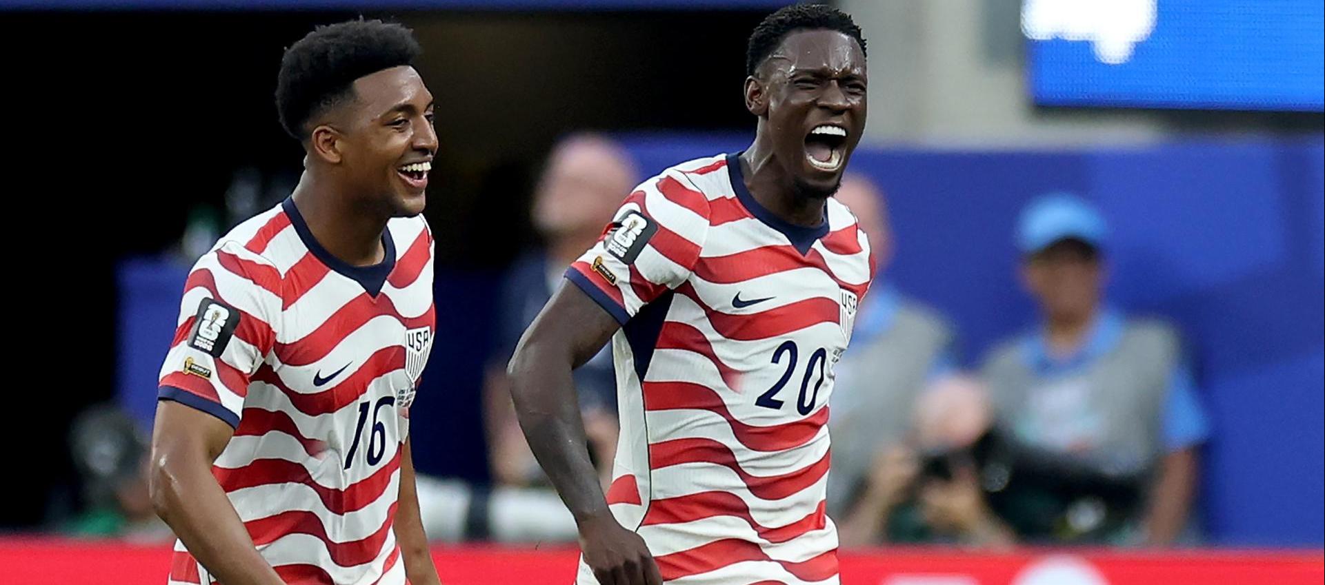 Folarin Balogun (d), de EE. UU., celebra con su compañero Alex Freeman tras marcar el segundo gol 