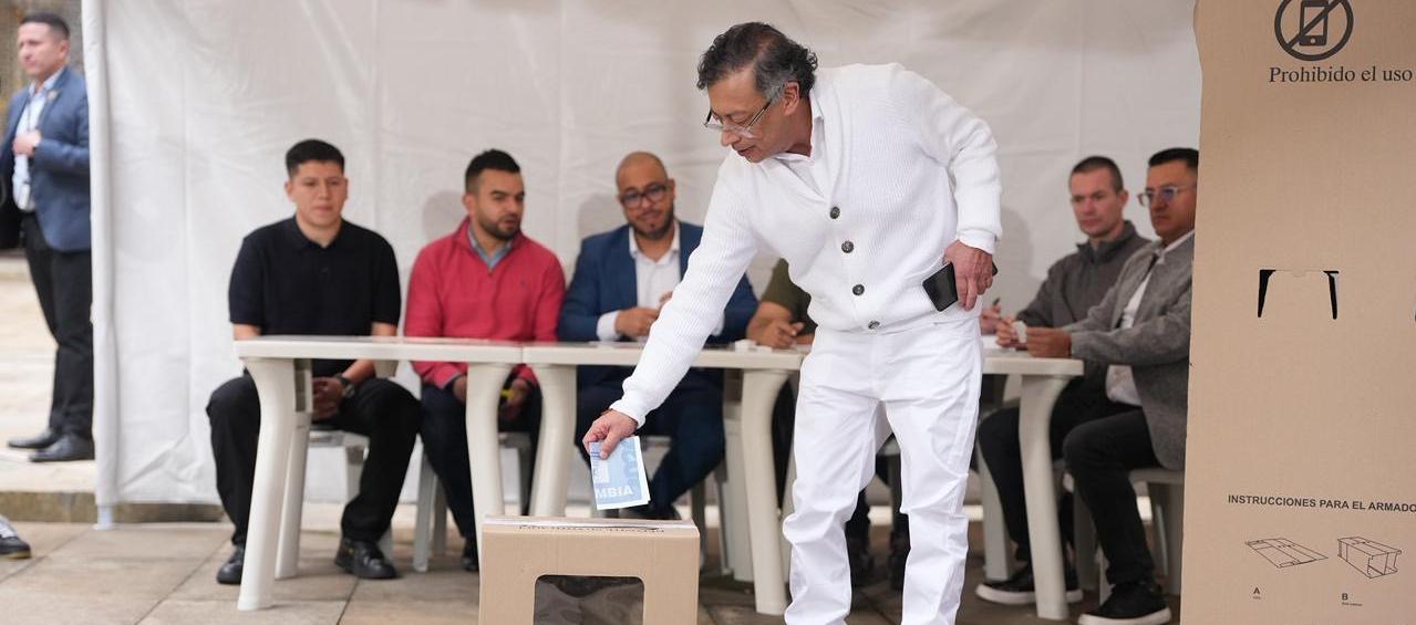 Presidente Gustavo Petro ejerciendo su derecho al voto en las elecciones 2026