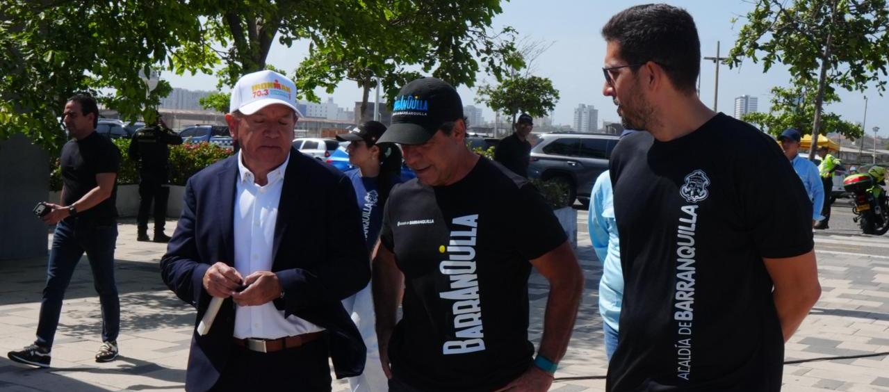 El alcalde Alejandro Char con los organizadores de la competencia deportiva. 
