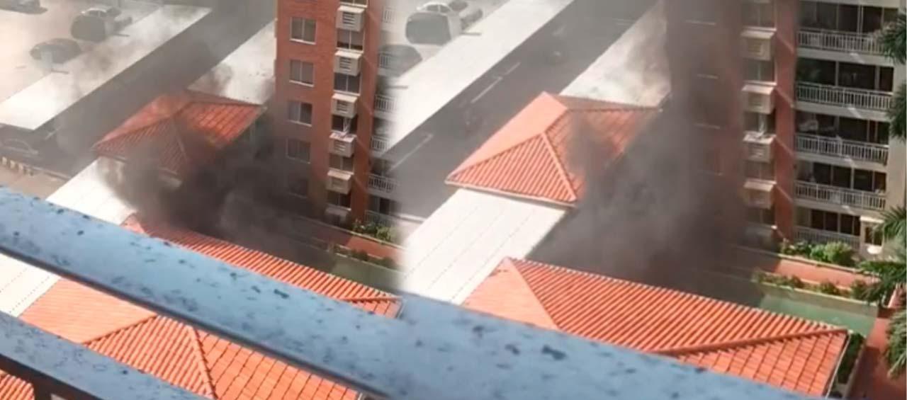 Momento en que salía el humo tras incendio del vehículo. 