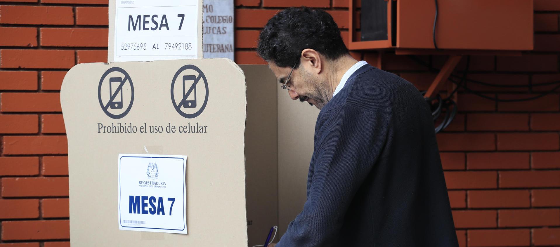 Iván Cepeda, en el Puesto de Votación