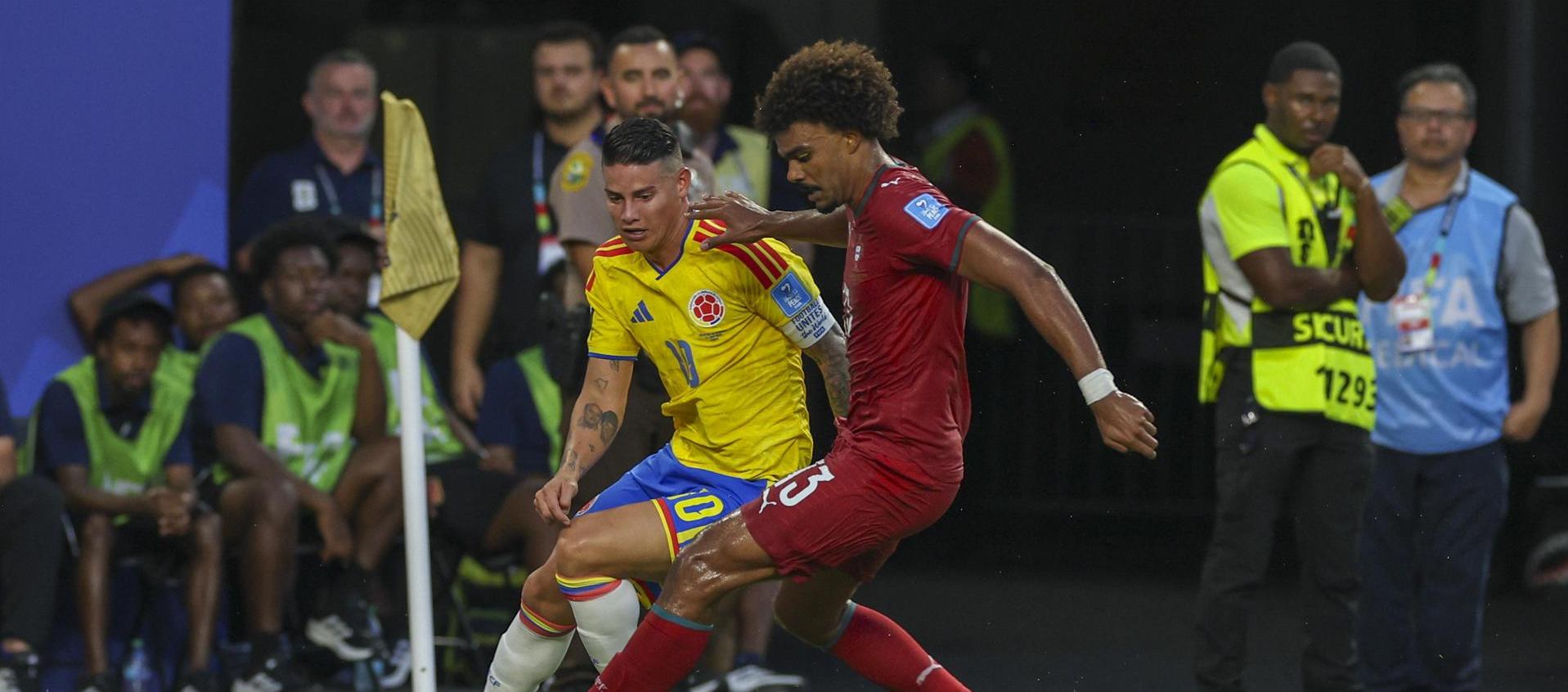 James Rodríguez marcado por Renato Veiga.