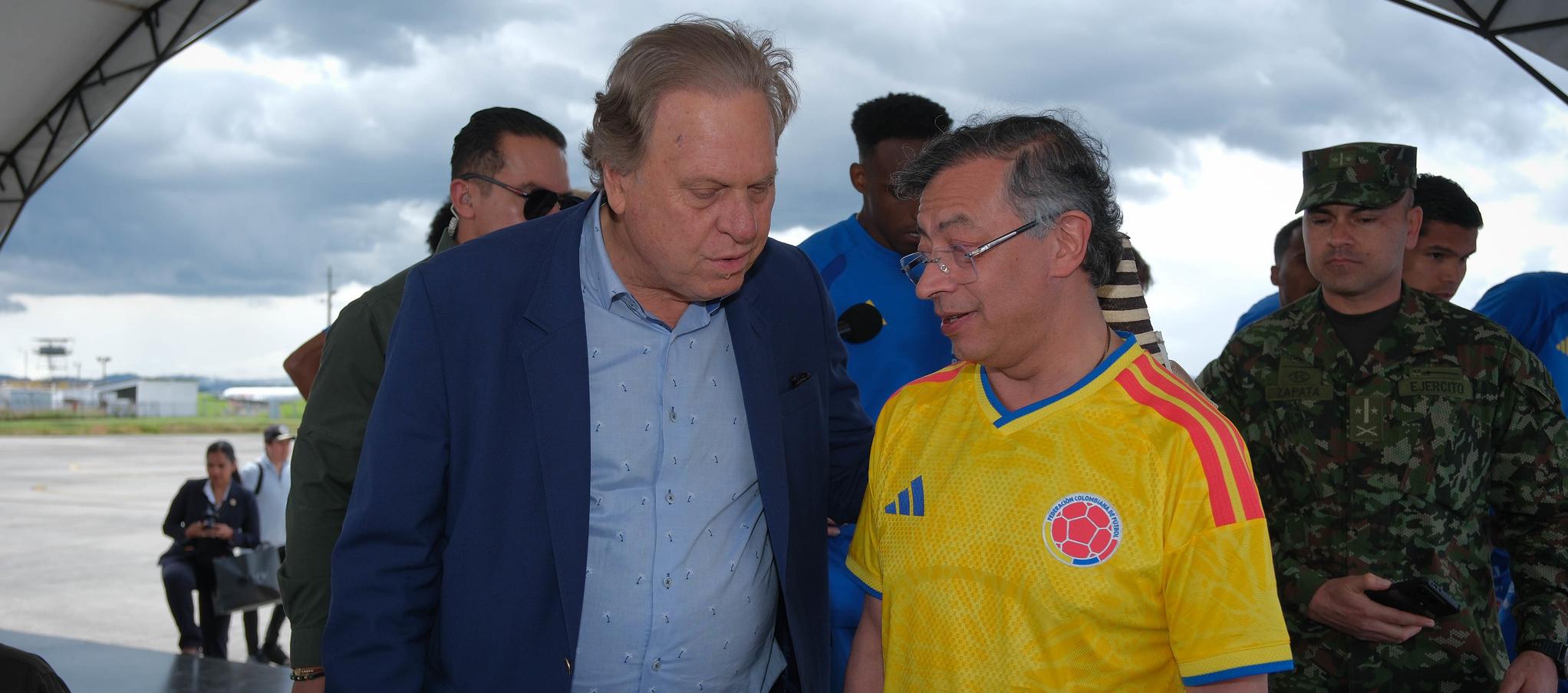 l presidente de la Federación Colombiana de Fútbol, Ramón Jesurun, y el Presidente de la República, Gustavo Petro.