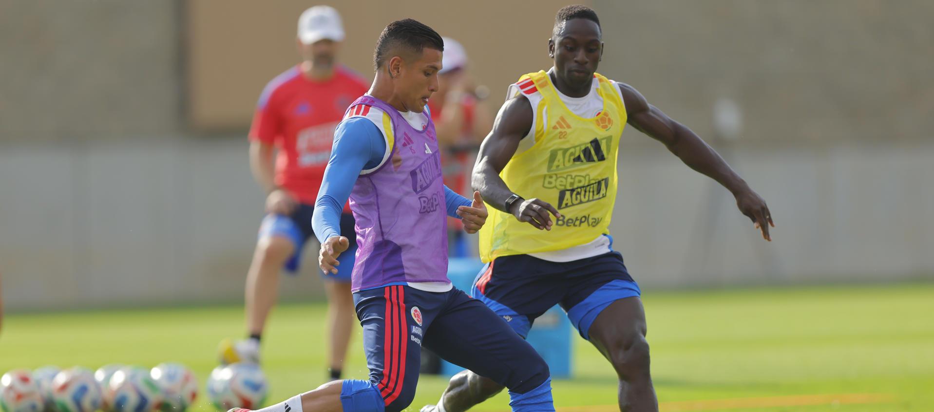 Juan Portilla (i) y Deiver Machado de Colombia participan en el entrenamiento