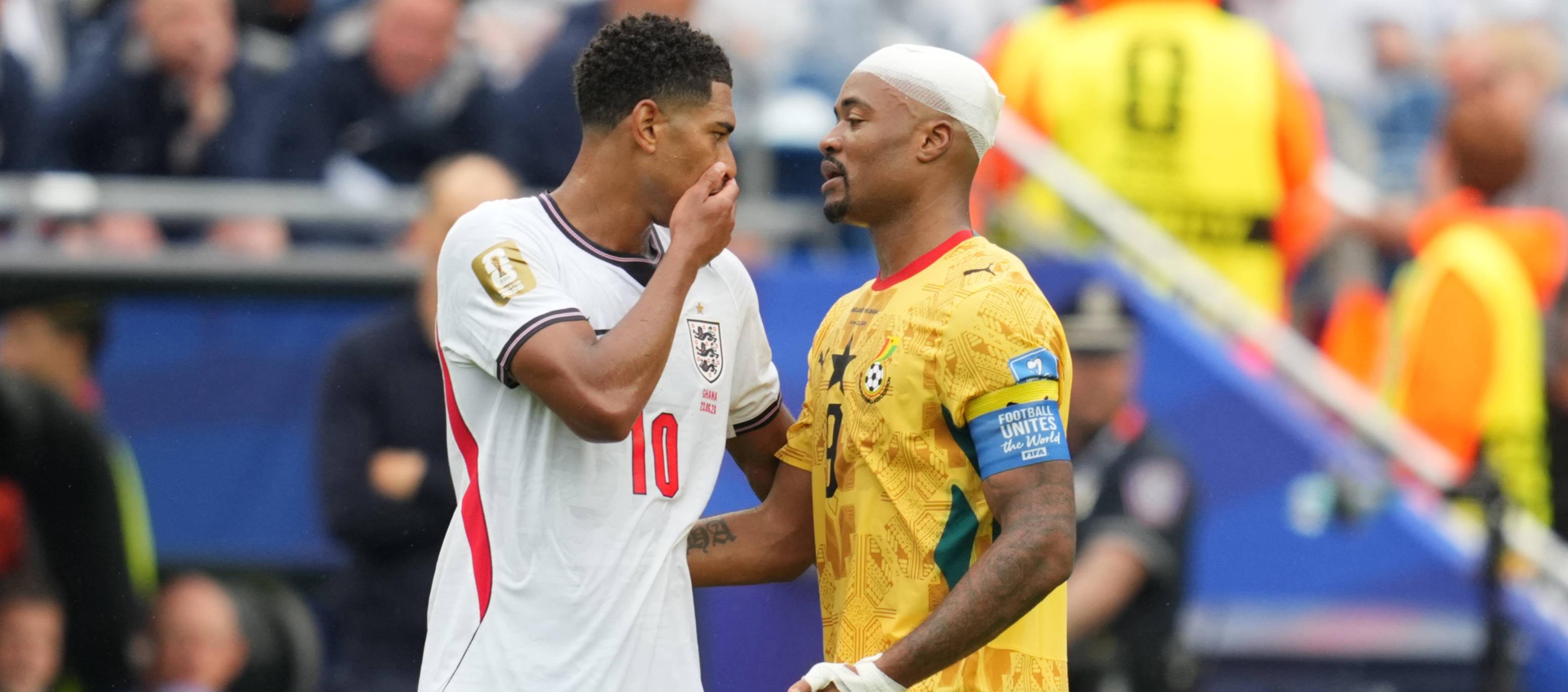 Jude Bellingham se cubrió mientras le hablaba al ghanés Jordan Ayew y no fue expulsado.