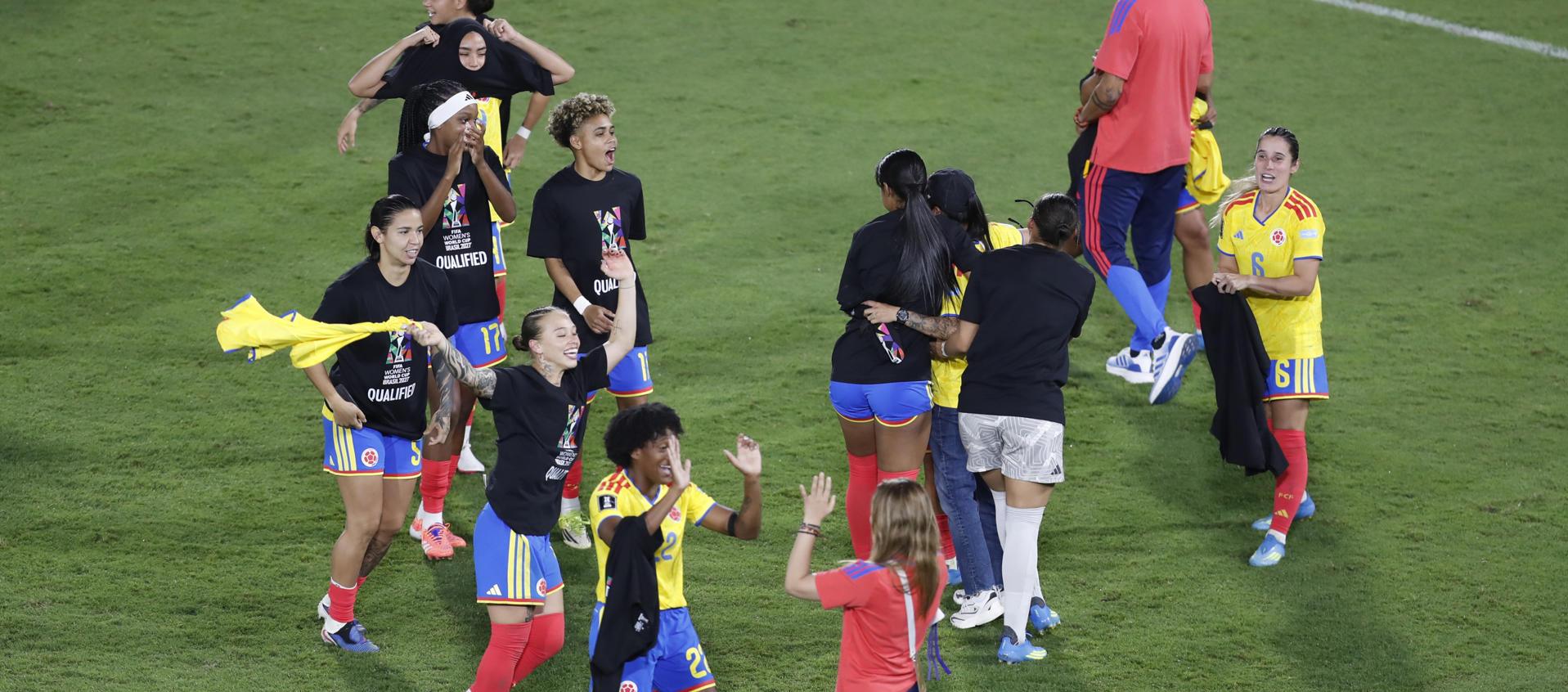 Jugadoras de Colombia celebran este viernes